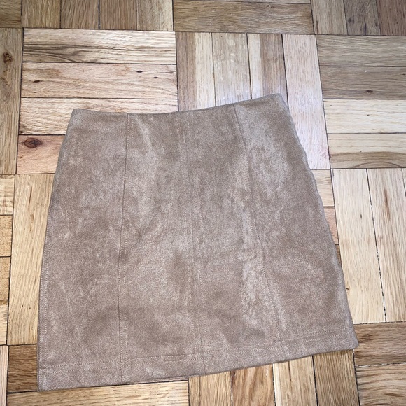Elegant Tan Mini Skirt - Picture 1 of 4